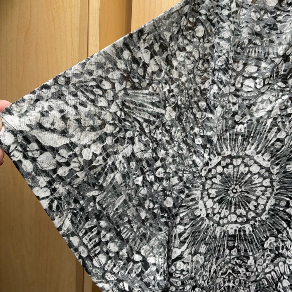 🇺🇸 CJ Banks Monochrome (Black/Gray/White) Patterned Short Sleeved Blouse, SZ. 3X - Picture 3 of 6